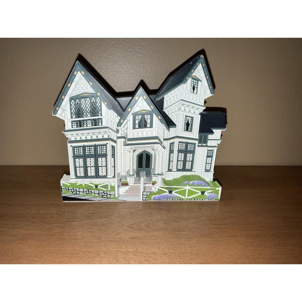 Shella's 1997 Green Gables Inn Pacific Grove CA Wooden Shelf Sitter HB801